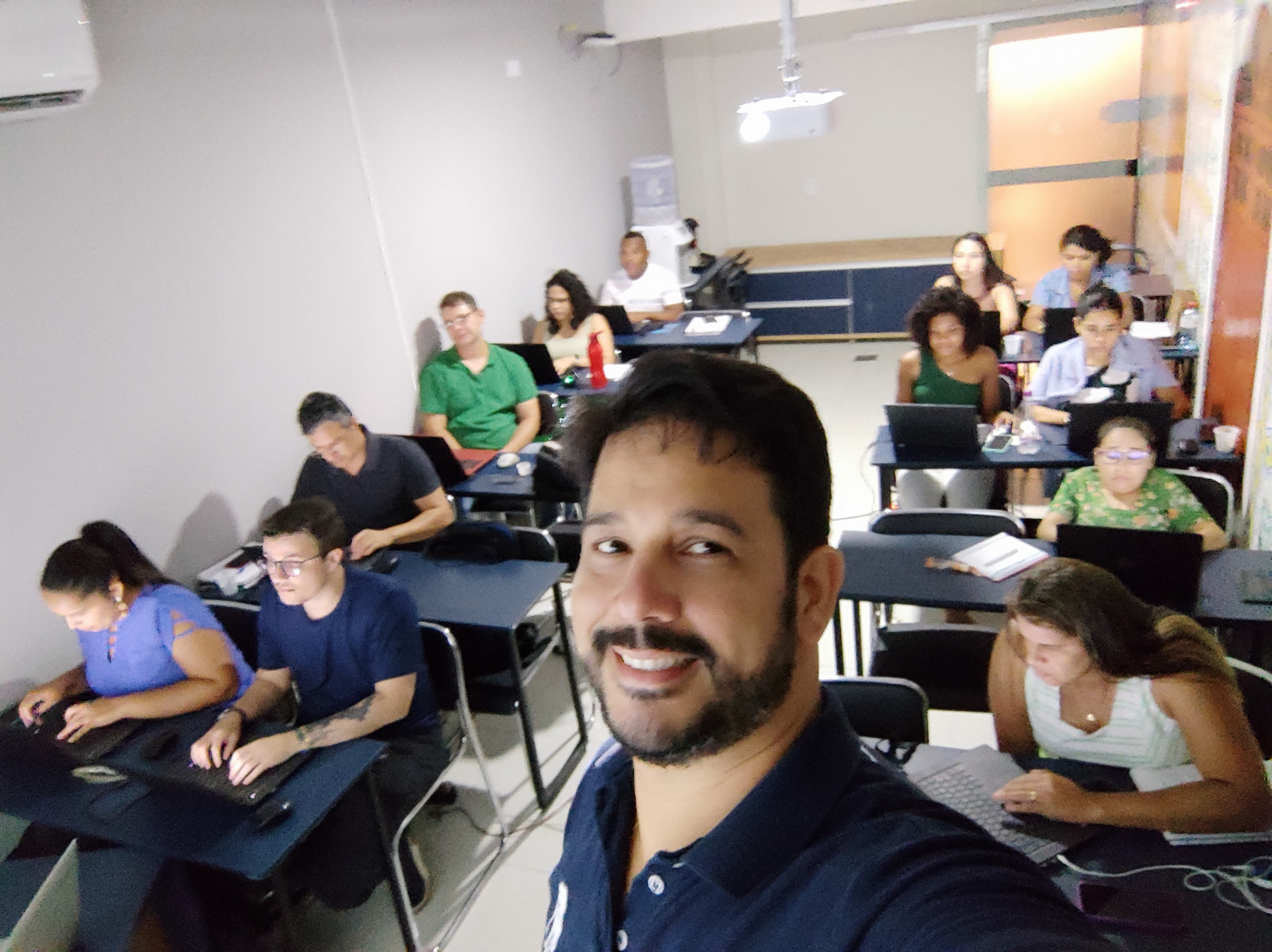 Turma da ASH3 em aula de Power BI